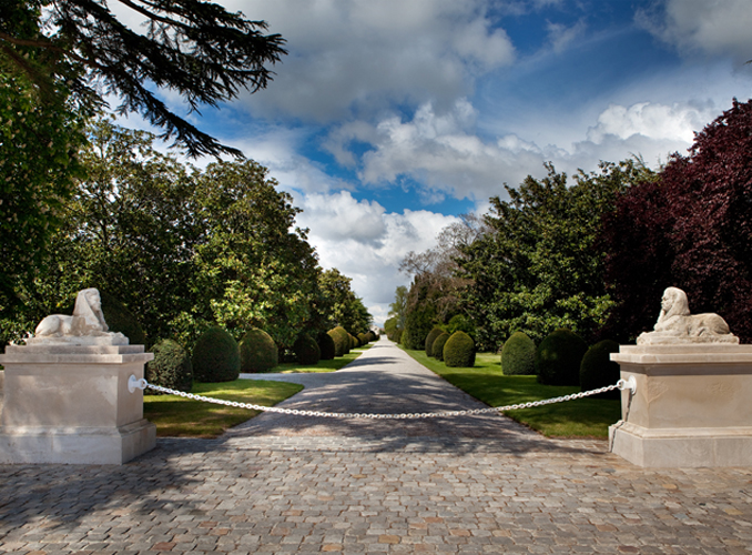 <p>L’allée centrale du parc de Château d’Armailhac conduit à Mouton Rothschild.</p>
