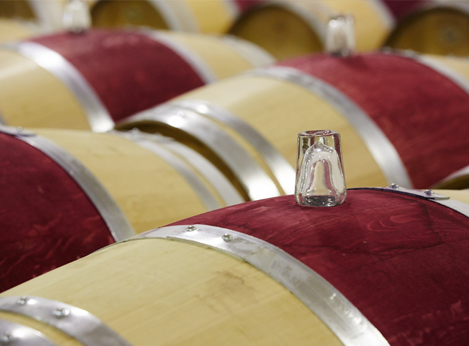 <p>Une bonde en verre obture l’orifice par lequel la barrique est remplie. Simplement posée, elle permet au vin de « respirer » par les interstices.</p>
