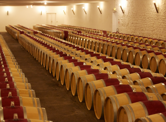 <p>Le chai de Château d’Armailhac peut contenir plus d’un millier de barriques.</p>
