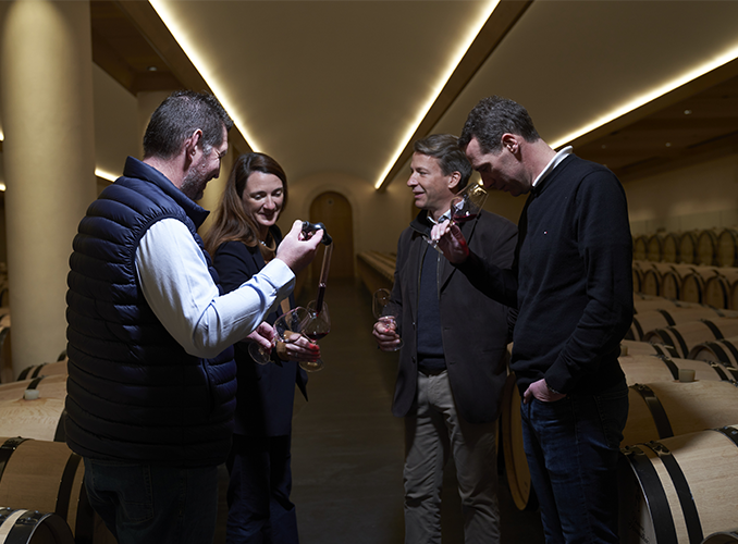 <p><strong>Jean-Emmanuel Danjoy</strong>, Head winemaker accompagné de <strong>Lucie Lauilhé</strong>, <strong>Cédric Marc</strong> et <strong>Olivier Gayrard</strong>.</p>
